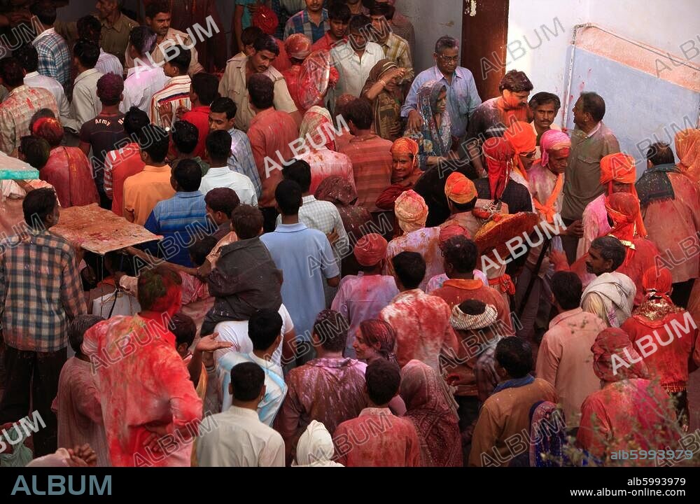 Religionen: Hinduismus.-Fest "Holi" (Fest zu Frühlingsbeginn zu Ehren von Krishna und Kama) in Barsana, Distrikt Mathura, Uttar Pradesh, Indien: Eingang zum Tempel.-Foto, 2008.