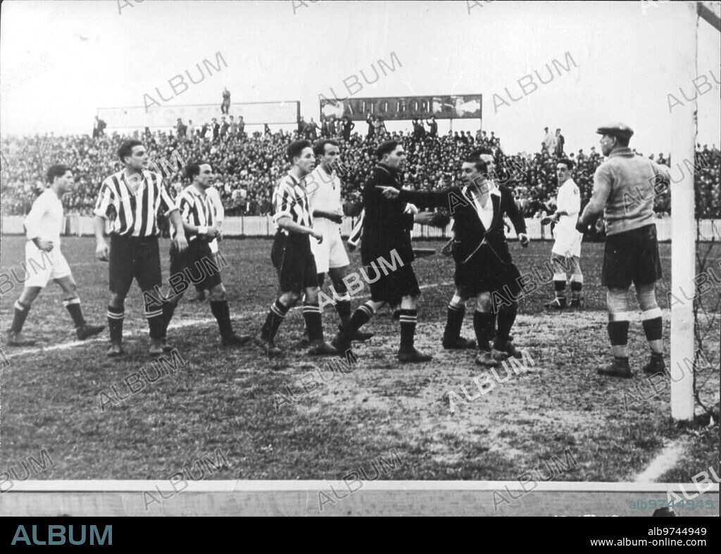 Racing de Santander 3 - real Madrid 2. Season 1932-1933. Hilario Marrero, Oscar, Laooinoa, Hernández, Samitier, Cholo (Linier), Astalet (Referee), Santi, Ciriaco, and Zamora.