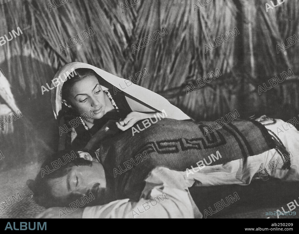 MARIA ELENA MARQUES and PEDRO ARMENDARIZ in THE PEARL, 1947 (LA PERLA), directed by EMILIO FERNANDEZ. Copyright RKO.