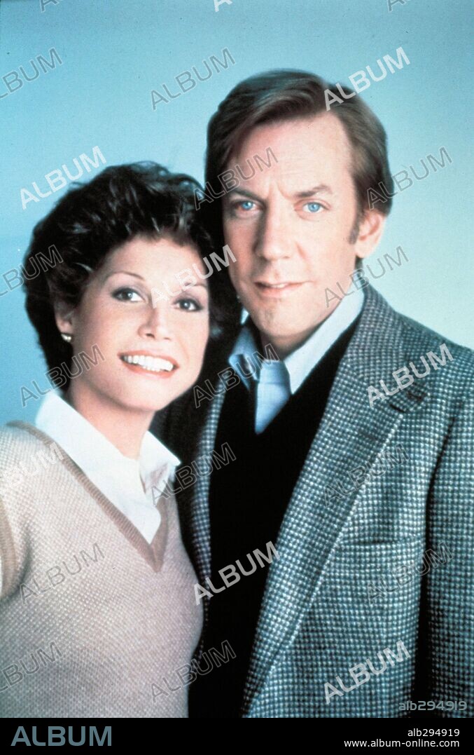 DONALD SUTHERLAND y MARY TYLER MOORE en GENTE CORRIENTE, 1980 (ORDINARY PEOPLE), dirigida por ROBERT REDFORD. Copyright PARAMOUNT PICTURES.