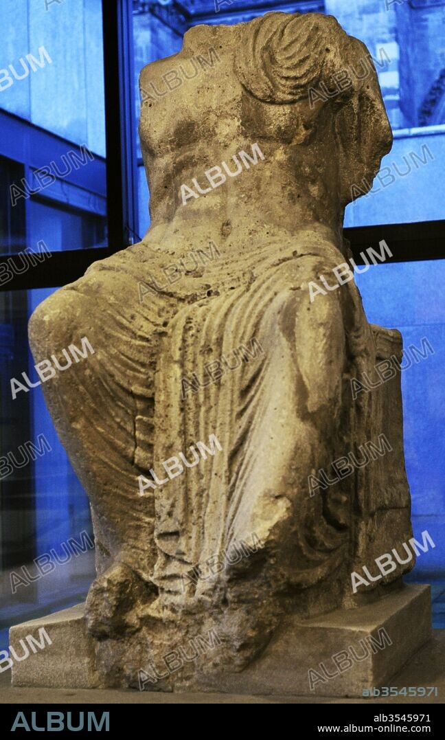 Estatua de Júpiter en su trono, situada quizás en un Santuario. Siglo II. Procedente de la torre de las murallas de la ciudad, Colonia (Alemania). Museo Romano-Germánico. Colonia. Alemania.
