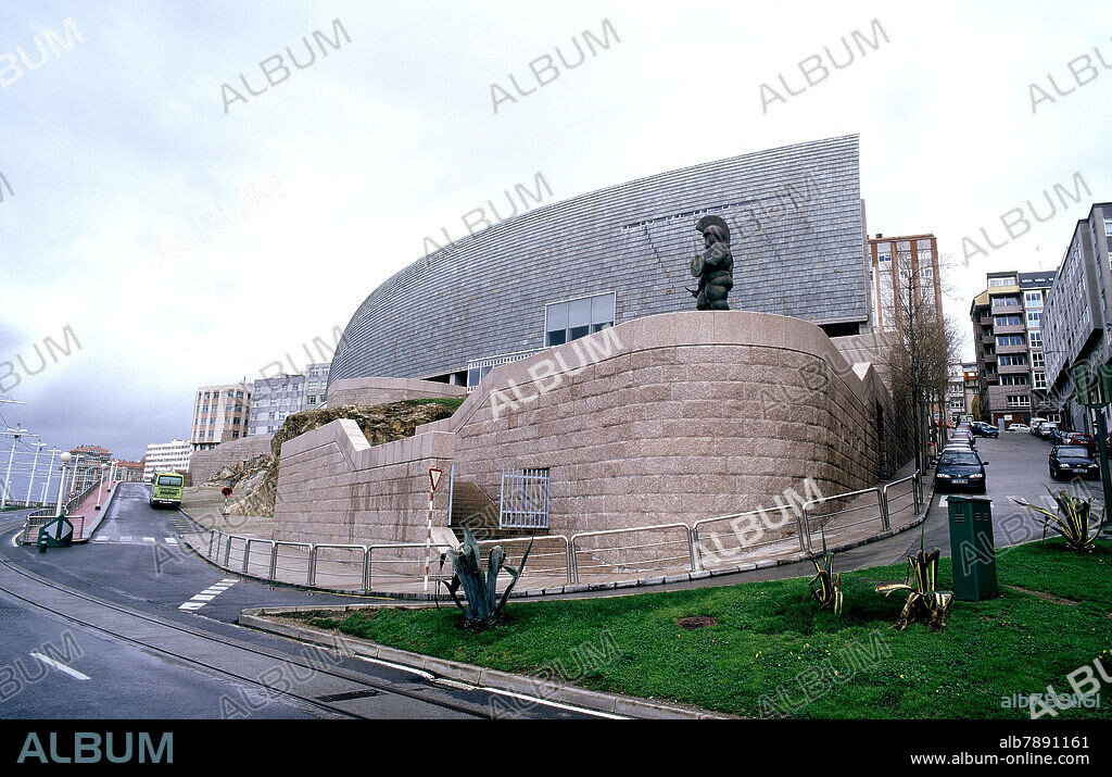 ISOZAKI ARATA 1931 / PORTELA CESAR 1937/. DOMUS O CASA DEL HOMBRE - MUSEO INTERACTIVO SOBRE EL SER HUMANO - 1995 - GUERRERO - ESCULTURA DE BOTERO - FOTO AÑOS 00 SIGLO XXI.
