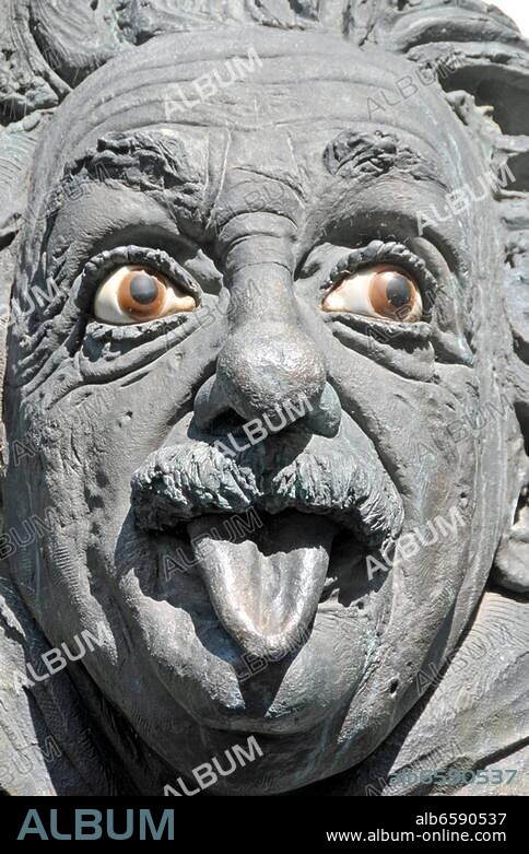 Ulm, Albert Einstein-Brunnen (1984 von Juergen Goertz) mit einem Porträt des Physikers Albert Einstein (*Ulm 14.3.1879-+Princeton/USA 18.4.1955), Detail, Bronze. Deutschland, Baden-Württemberg. Ul.