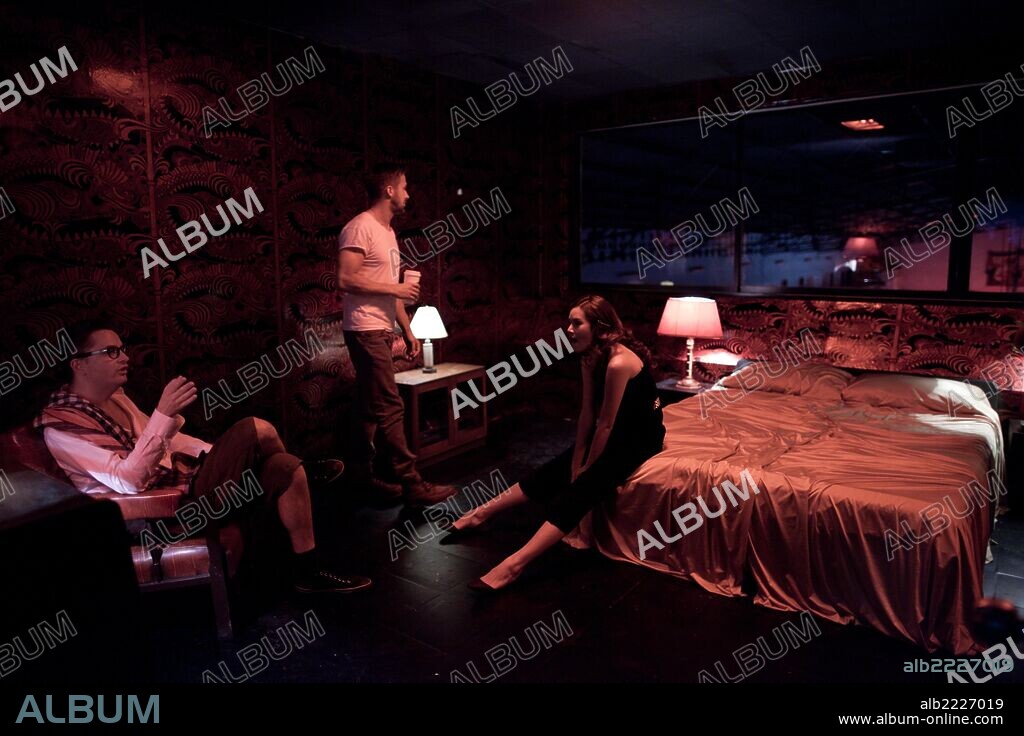 NICOLAS WINDING REFN, RYAN GOSLING und YAYAYING RHATHA PHONGAM in ONLY GOD FORGIVES, 2013, unter der Regie von NICOLAS WINDING REFN. Copyright BOLD FILMS.