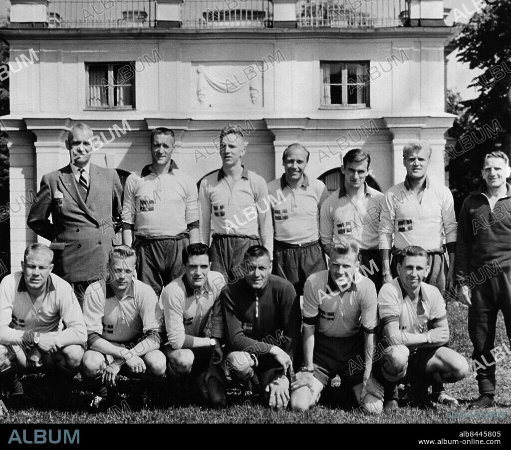 STOCKHOLM 195806 . Svenska VM-laget i fotboll 1958 samlade på Lillsved på Värmdö. Översta raden från vänster, Carl-Elis "Nalle" Hallden (lagledare), Nils Liedholm, Agne Simonsson, Gunnar Gren, Kurt Hamrin, Lennart "Nacka" Skoglund och George Raynor (tränare). Undre raden från vänster, Sigge Parling, Sven Axbom, Bengt "Julle" Gustavsson, Kalle Svensson, Orvar Bergmark och Reino Börjesson. Foto: NTB Kod: 194.