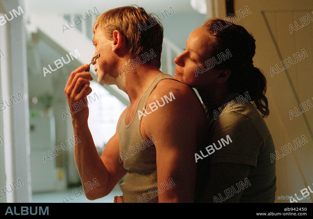 DANIEL CRAIG and SAMANTHA MORTON in ENDURING LOVE, 2004, directed by ROGER MICHELL. Copyright PARAMOUNT CLASSICS.