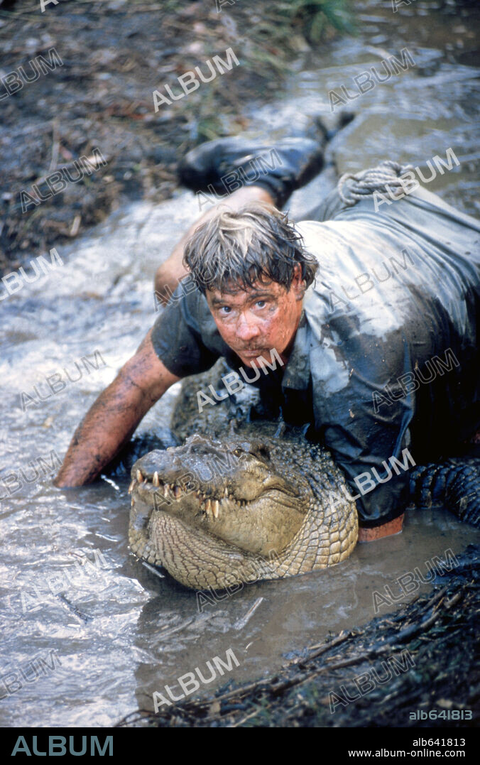 STEVE IRWIN in CROCODILE HUNTER: THE CROCODILE HUNTER: COLLISION COURSE, 2002, directed by JOHN STAINTON. Copyright METRO GOLDWYN MAYER / BARRETT, GREG.