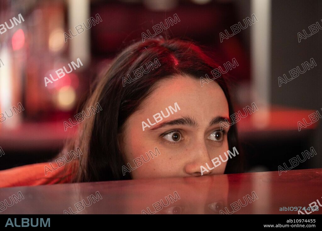 Kat Sadler dans SUCH BRAVE GIRLS, 2023, réalisé par KAT SADLER. Copyright Camden Productions/Various Artists/BBC/A24.