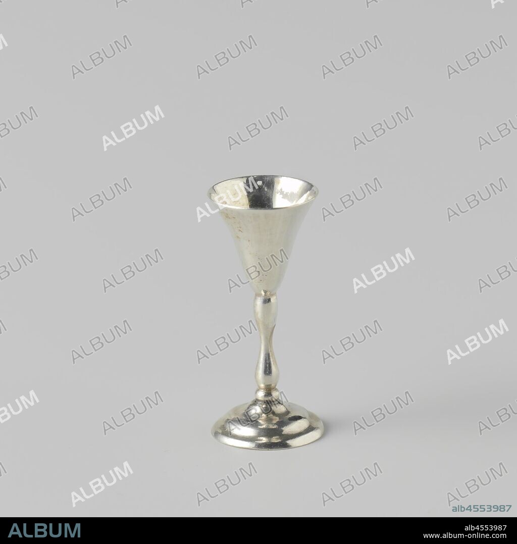 Drinking glass, Funnel-shaped drinking glass on a high baluster-shaped trunk. The foot is round and arched., anonymous, Netherlands, c. 1725 - c. 1775, silver (metal), h 2.9 cm × d 0.8 cm.