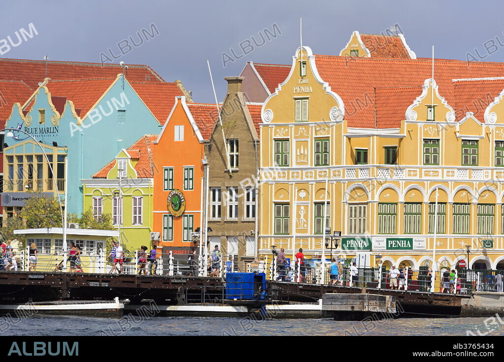 Buildings on Handelskade Street, Punda District, UNESCO World Heritage Site, Willemstad, Curacao, West Indies, Netherlands Antilles, Caribbean, Central America.