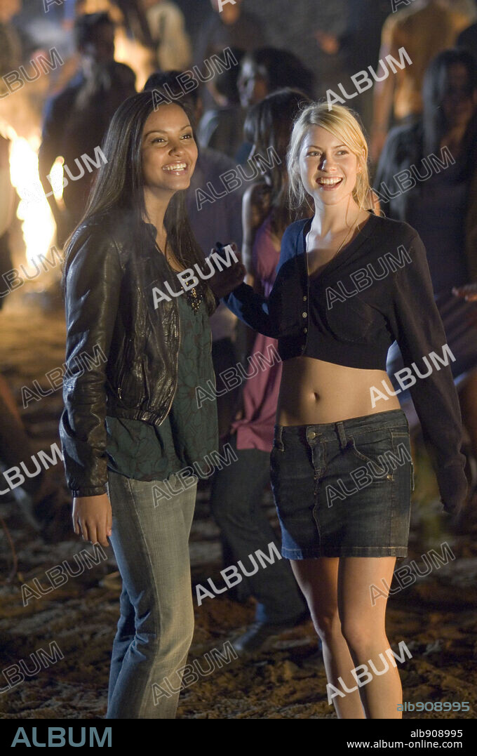 JESSICA LUCAS and LAURA RAMSEY in THE COVENANT, 2006, directed by RENNY HARLIN. Copyright SCREEN GEMS/ALLUMINATION FILMWORKS/COLUMBIA TRISTAR FILMS / WENK, JONATHAN.