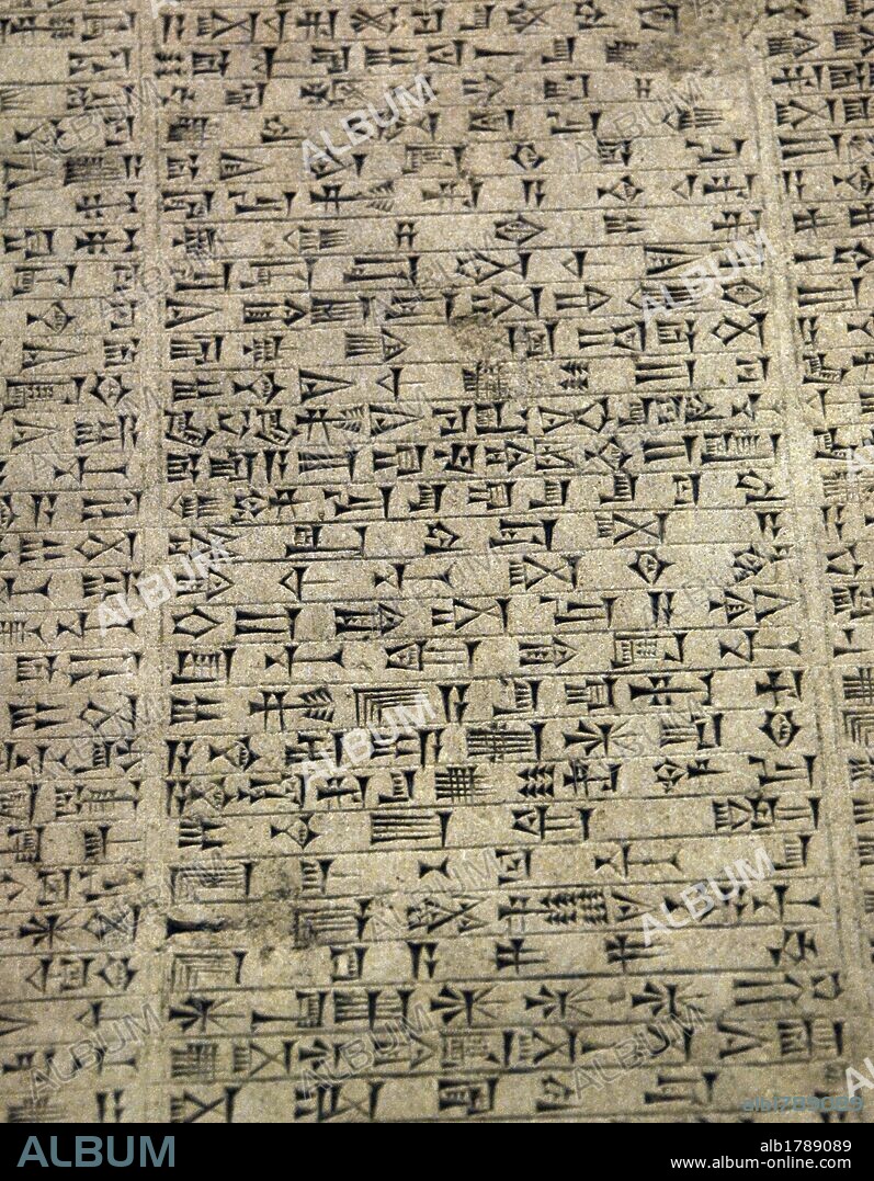 INSCRIPCION DE LA COMPAÑIA DE LA INDIA. Detalle de tablilla en piedra caliza con ESCRITURA CUNEIFORME perteneciente al reinado de NABUCODONOSOR II (630-562 a. C), gobernante de la DINASTIA CALDEA de Babilonia que reinó entre 605-562 a. C. Exposición Babilonia. Museo del Louvre. París. Francia.