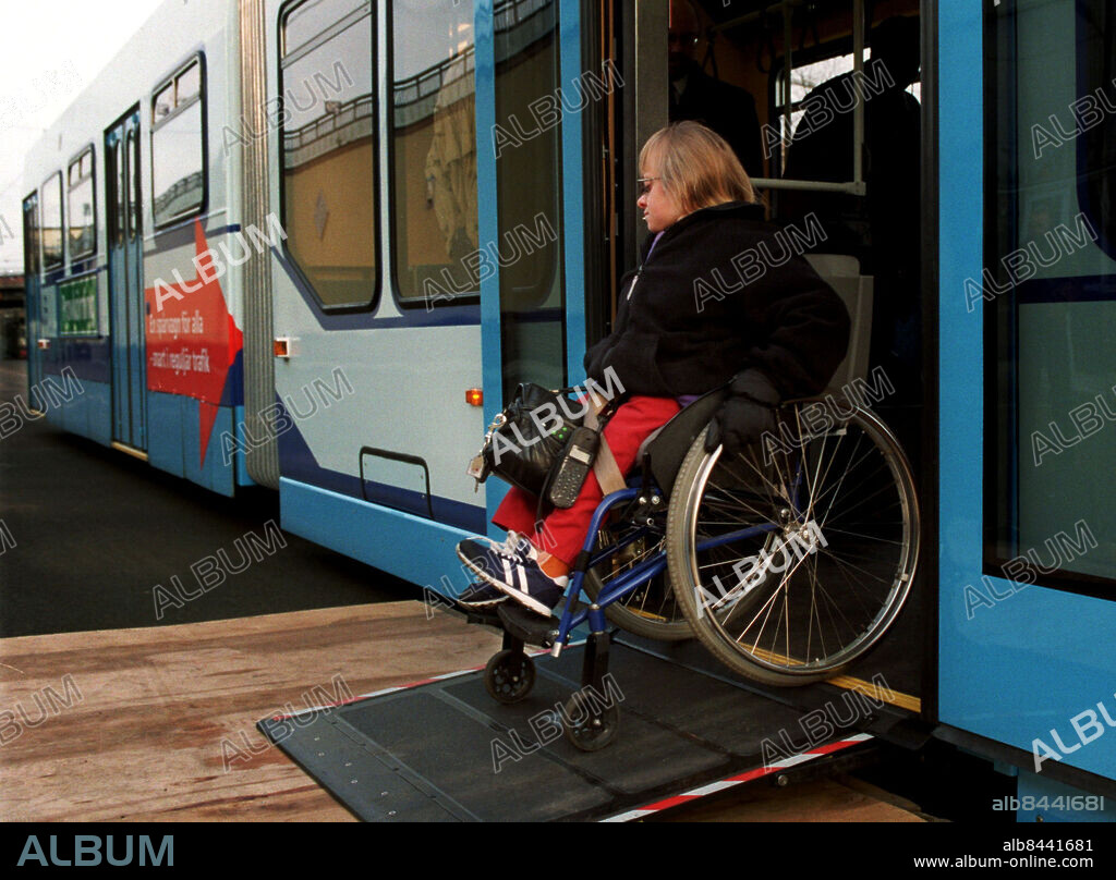 981116 Göteborg. Margret Wrennstad provar att köra upp på rampen för att komma på den nya spårvagnen M21 som är handikappanpassad.. Foto. Madeléne Bengtsson. ©KAMERAREPORTAGE *** Local Caption *** . Madeléne Bengtsson.