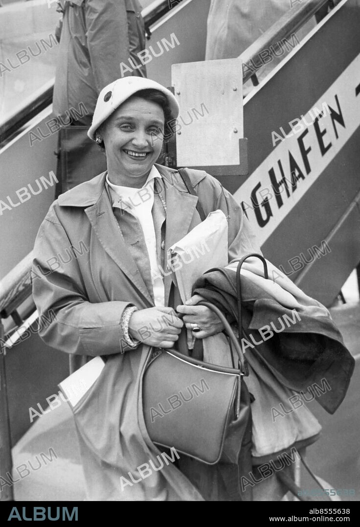 Orig. bildtext... DIE INTERNATIONAL BEKANNTE WIENER FORSCHERIN DR. ETTA BECKER-DONNER REIST ZU DEN WILDEN INDIANERSTÄMMEN IN BRASILIEN Vier Monate bei wilden primitiven Indianern wohnen und ihre Gebräuche studieren will die Leiterin des Wiener Völkerkunde-Museums, die bekannte Forscherin Dr. Etta Becker-Donner. Die Forscherin flog am 25.5.56 vom Flughafen Schwechat ab, über Rio de Janeiro in die Urwälder Brasiliens fliegen, um als einzige Weisse bei den Pacaas-Novos, einem im wahrsten Sinne des Wortes wilden Indianerstamm, der auf fremde Eindringlinge mit Pfeil und Bogen schiesst zu leben. Photo: Forscherin Dr. Etta Becker-Donner bei ihrem Abflug vom Flughafen Schwechat. Anm. Becker-Donner, Etta Violetta, 1911-75, österrikisk etnolog och forskningsresande, chef för Wiens etnografiska museum Vetenskapsmän Forskare Etnologi Resenärer Handväskor Leenden Avresa Förväntan CD365 persons: ETTA VIOLETTA BECKER-DONNER sites: ÖSTERRIKE.