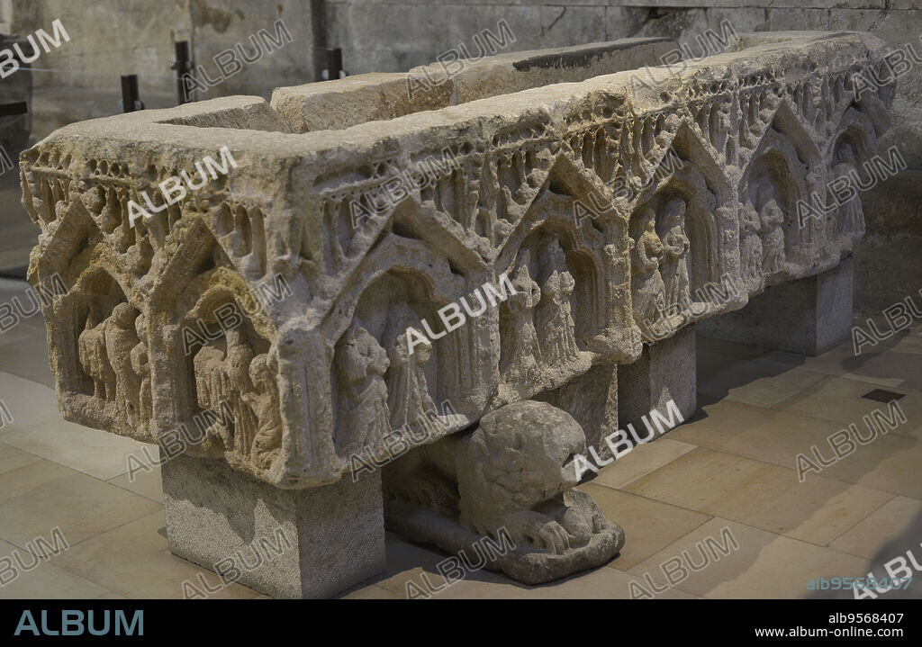 Arca sepulcral de la reina Constanza Manuel (?) (h. 1313-1345). Los lados más largos están decorados con frailes dominicos y los extremos con escenas de la penitencia y la comunión. Obra de un taller desconocido, hacia 1344-1345. Antiguo convento de Sao Domingos (Santarem). Museo Arqueológico do Carmo. Lisboa. Portugal.