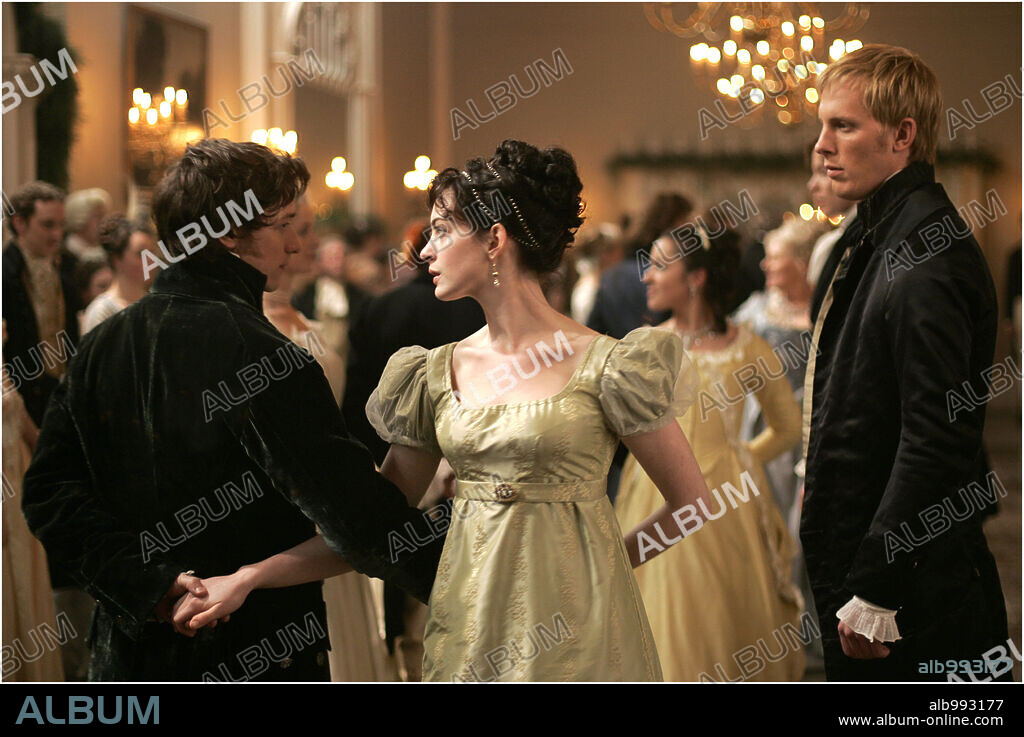 ANNE HATHAWAY and JAMES MCAVOY in BECOMING JANE, 2007, directed by JULIAN JARROLD. Copyright BLUEPRINT PICTURES/ECOSSE FILMS/OCTAGON FILMS/SCION FILMS LI.
