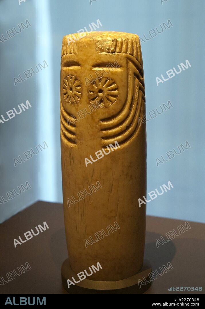 . . . . . . . . . *** Local Caption *** MUSEO ARQUEOLOGICO NAL. MADRID . Idolo oculado (llamado "Ídolo de Extremadura"). Obra de arte esquemático esculpida en alabastro en el valle del Guadalquivir (España) durante el Calcolítico . CALCOLITICO, 2000 a 2500 AÑOS a.C.