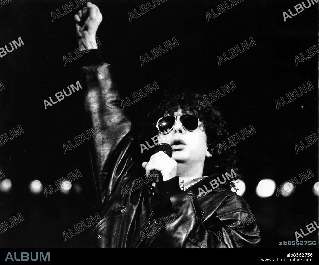 GÖTEBORG 1989-11-24.. Per Allan Magnus Claësson Uggla - låtskrivare, revyartist och skådespelare, här ses han i Scandinavium. *** Local Caption *** GP Foto: Lars Lanner / Kamerareportage / TT / Kod: 2524.