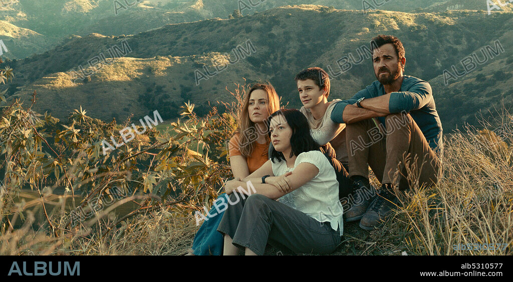 GABRIEL BATEMAN, JUSTIN THEROUX, LOGAN POLISH and MELISSA GEORGE in THE MOSQUITO COAST, 2021, directed by CLARE KILNER, JEREMY PODESWA and RUPERT WYATT. Copyright Fremantle.