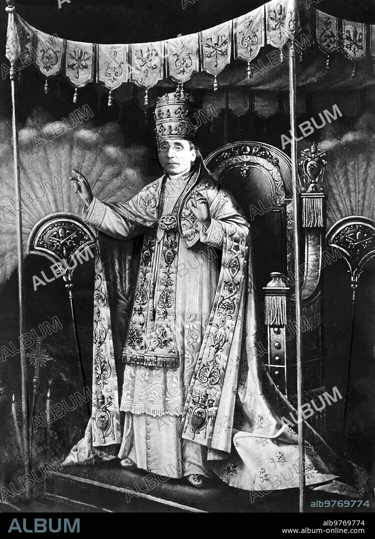 1922. Momentos Solemnes de la vida del papa Benedicto Xv. el pontífice en la silla Gestatoria - Fotomontaje -.