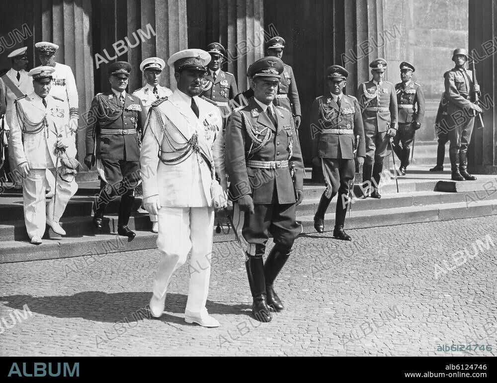 Balbo, Italo; ital. Marschall (ab 1929 Minister für Luftfahrt); 1896-1940. Besuch in Berlin, ab 9. August 1938: Luftmarschall Balbo (links) mit General Erhard Milch, Staatssekretär im Reichsluftfahrtministerium, vor der Neuen Wache Unter den Linden nach einer Kranzniederlegung am Ehrenmal. Foto, 10.8.1938.