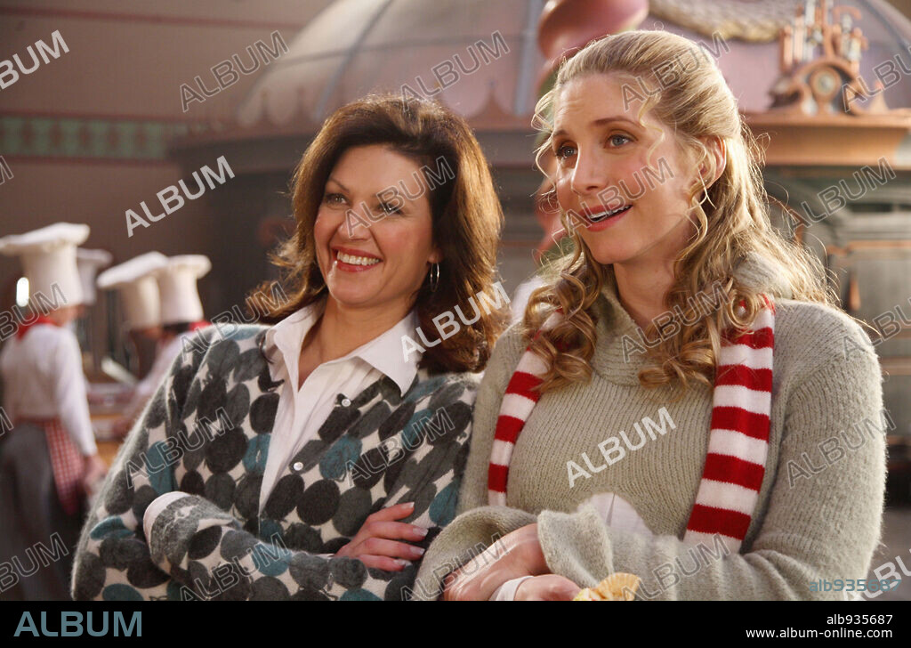 ELIZABETH MITCHELL et WENDY CREWSON dans SANTA CLAUSE 3: THE SANTA CLAUSE 3: THE ESCAPE CLAUSE, 2006, réalisé par MICHAEL LEMBECK. Copyright SANTA FROST PRODUCTIONS/WALT DISNEY PICTURES/BOXING CAT FILM / LEDERER, JOSEPH.