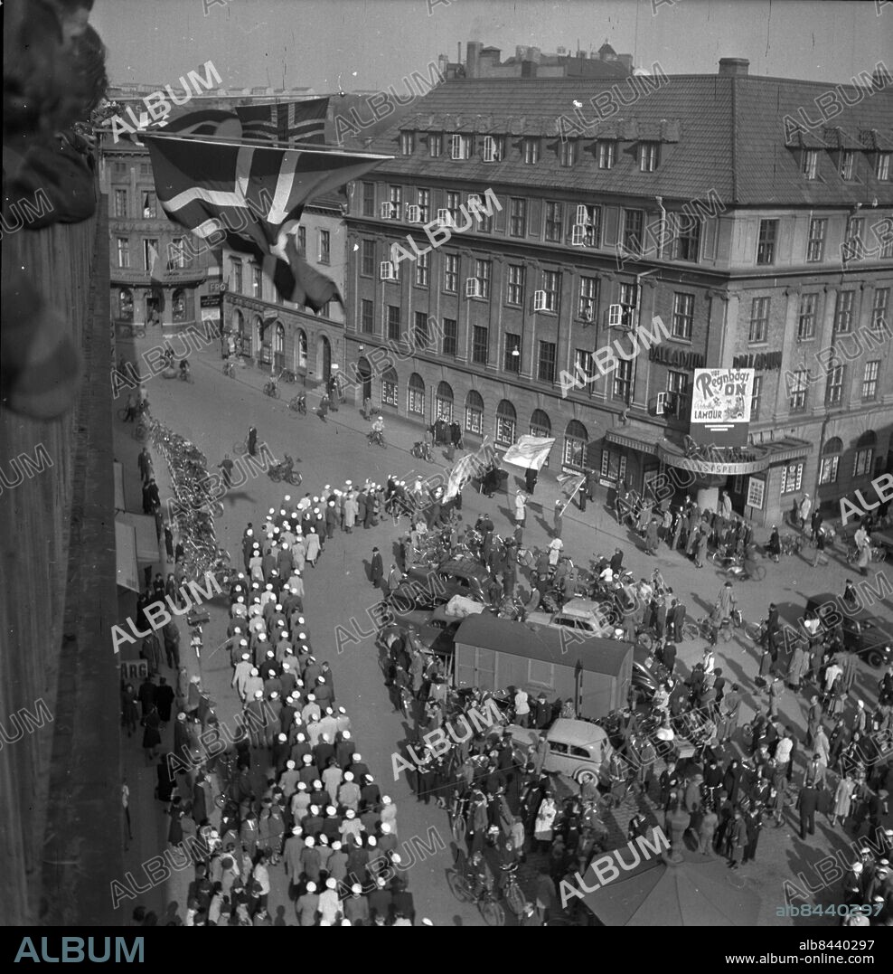 Göteborg maj 1945 - Freden har kommit - andra världskriget är över och Danmark och Norge är fria länder igen - vi ser glädjen på Kungsportsplatsen - bilden tagen från det norska konsulatets balkong i Centrumhuset - *** Local Caption *** TC-B157. THURE CHRISTIANSSON.