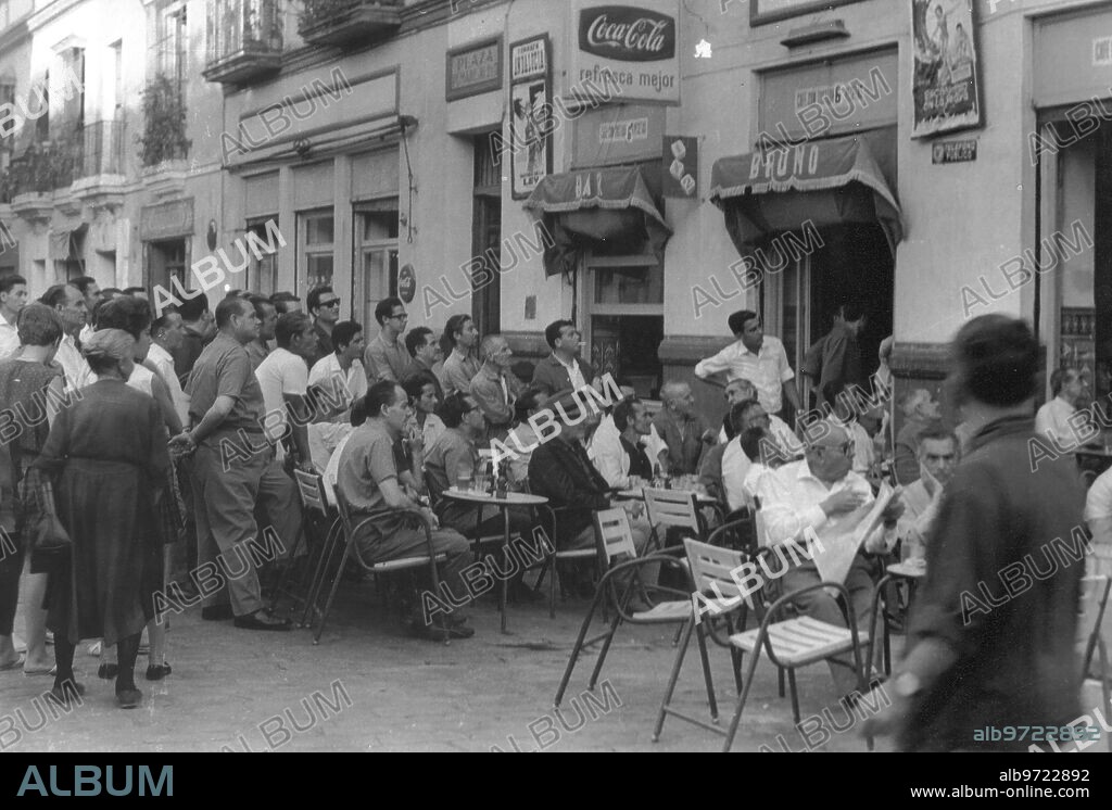 Sevilla, julio 1966. Plaza de Pumarejo en verano. La gente del barrio, en el bar Bruno, durante la retransmisión de un partido de futbol.