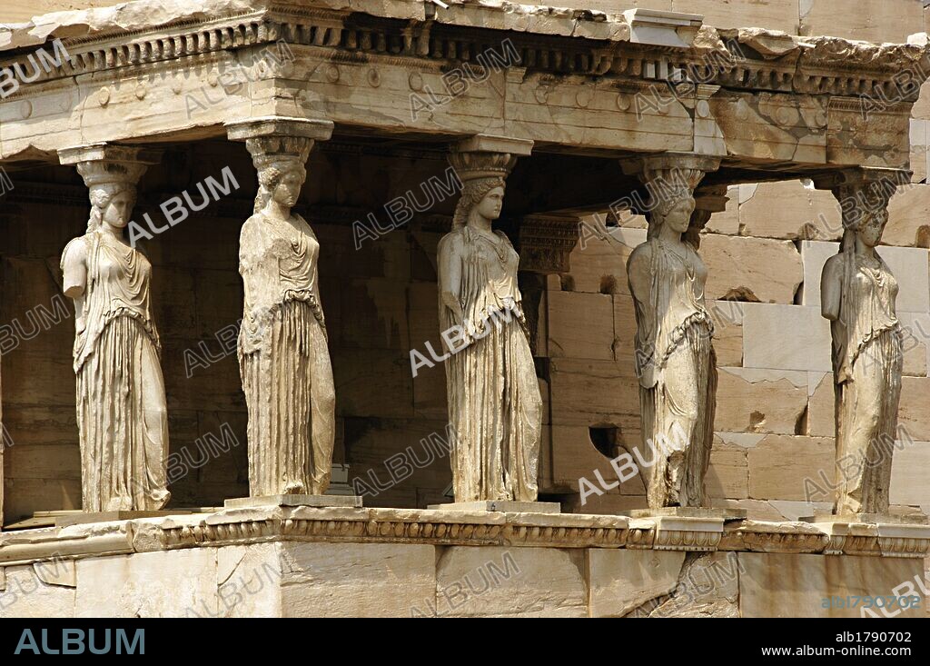 ARTE GRIEGO. S. V A. C. GRECIA. TEMPLO DE ATENEA POLIADA o ERECTEION. Templo jónico de planta irregular, reconstruido por Filocles en el año 421. Detalle de la galería sur o TRIBUNA DE LAS CARIATIDES (2 m. de altura). ACROPOLIS DE ATENAS.
