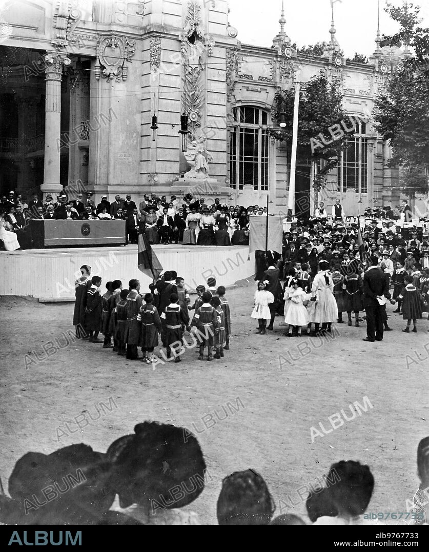 June 29, 1910. The retreat exhibition in Madrid. Appearance of the central avenue during the children's festival held yesterday afternoon.