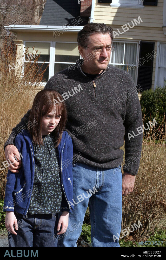 DAKOTA FANNING y ROBERT DE NIRO en EL ESCONDITE, 2005 (HIDE AND SEEK), dirigida por JOHN POLSON. Copyright 20TH CENTURY FOX.