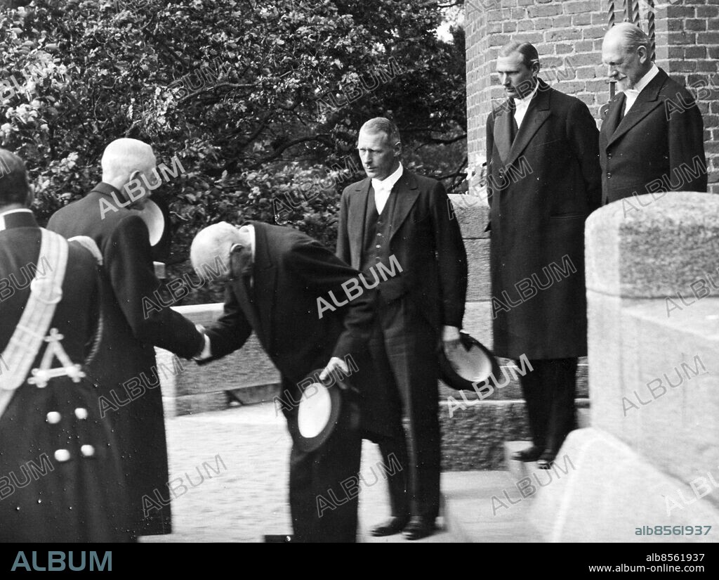 ARKIV 1938 - Kung Gustaf V anländer till K A Wallenbergs jordfästning i Saltsjöbaden och hälsas av fr v bankdirektör Marcus Wallenberg, bankdirektör Jacob Wallenberg, bankdirektör Marcus Wallenberg jr och kapten Oscar Wallenberg.. Foto: DEX Kod: 192. COPYRIGHT SCANPIX SWEDEN.