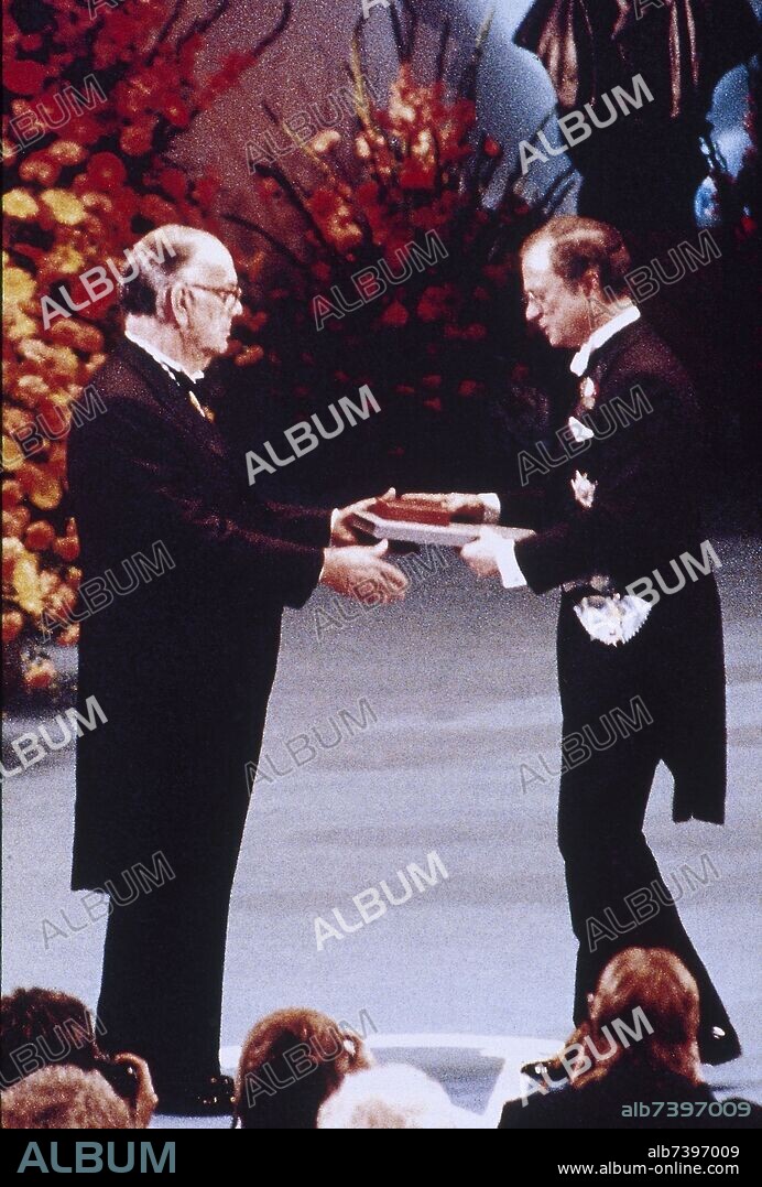 EL ESCRITOR ESPAÑOL CAMILO JOSE CELA RECOGIENDO EL PREMIO NOBEL DE LITERATURA EL 10 DE DICIEMBRE DE 1989 EN ESTOCOLMO.