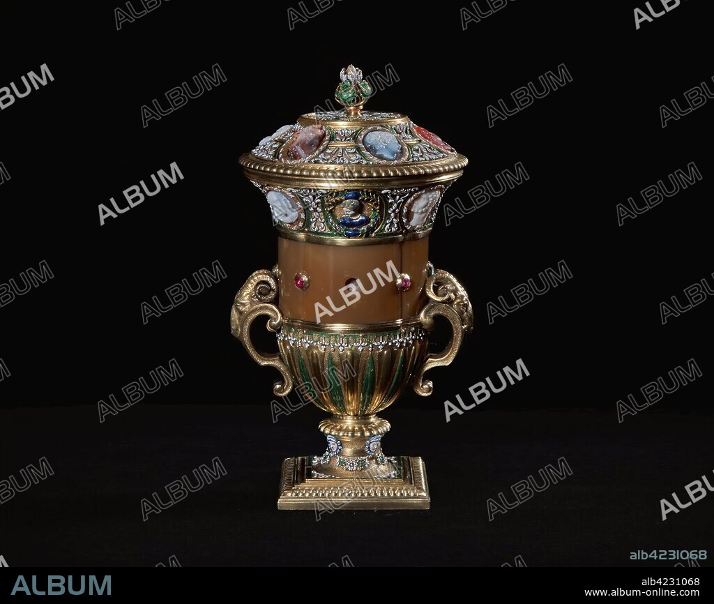 Jean Royel (?) / 'Copa de pie cuadrado de jaspe con camafeos'. 1687 - 1689. Ágata, Calcedonia, Carneola, Esmalte, Esmeralda, Jaspe, Oro, Plata dorada, Rubí, 15 x 8,6 cm.