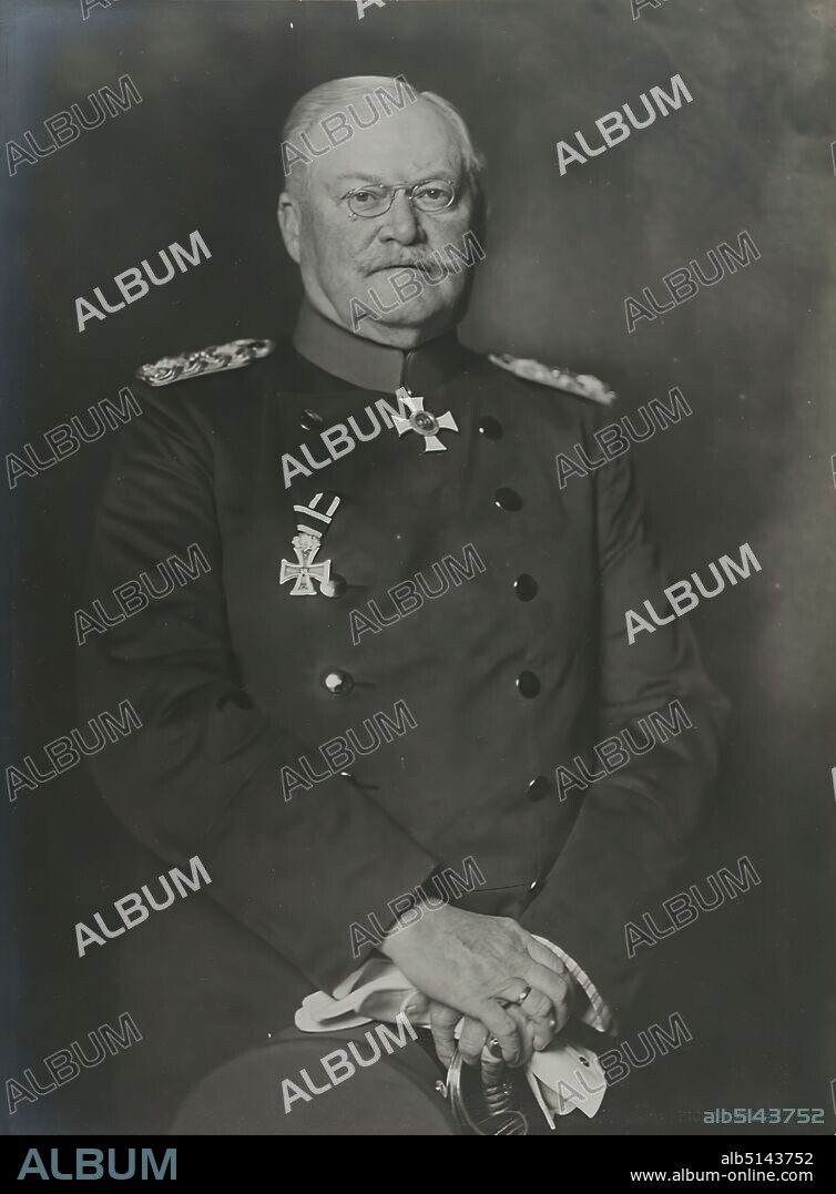 Nicola Perscheid, General Gaffron von Prittwitz, Staatliche Landesbildstelle Hamburg, collection on the history of photography, silver gelatin paper, black and white positive process, image size: height: 22.20 cm; width: 16.20 cm, dry stamp: recto u. r. : NICOLA PERSCHEID, Stamp: verso on the box: portrait photography, studio/studio photography, half-length portrait, en face (frontal view), commander-in-chief, general, marshal, uniforms (military), Maximilian Prittwitz and Gaffron.