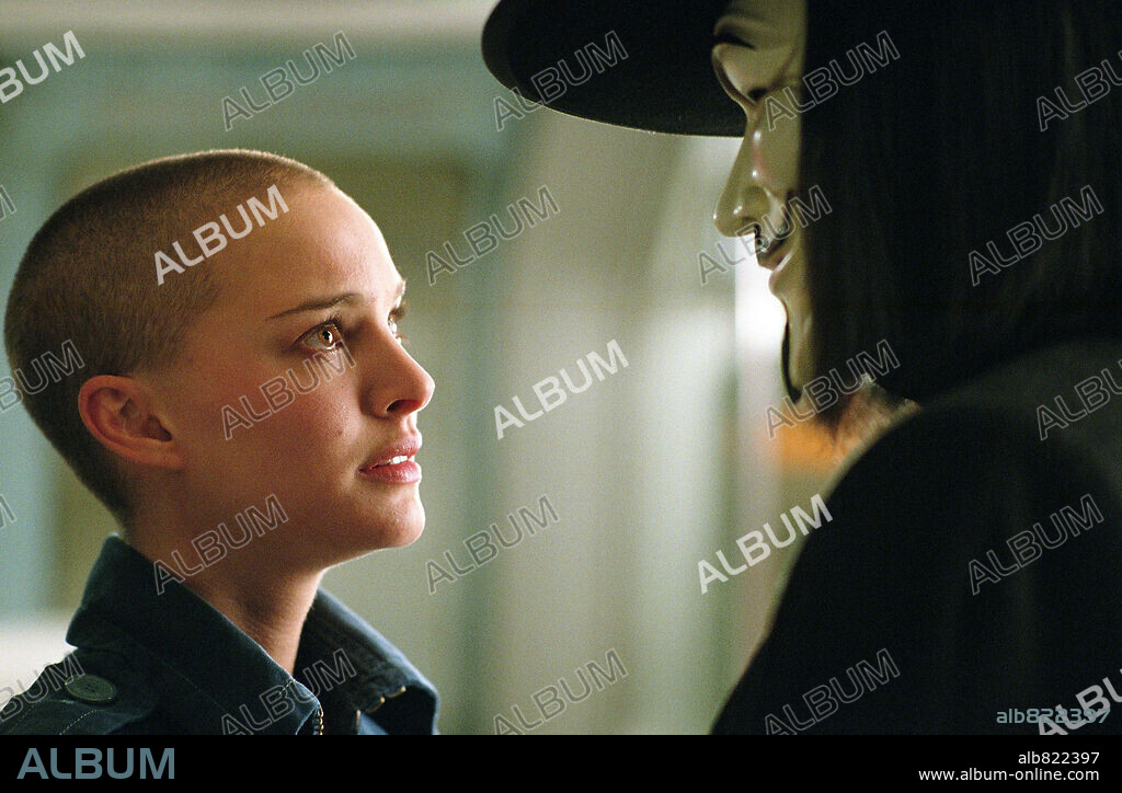 HUGO WEAVING and NATALIE PORTMAN in V FOR VENDETTA, 2005, directed by JAMES MCTEIGUE. Copyright WARNER BROS. / APPLEBY, DAVID.