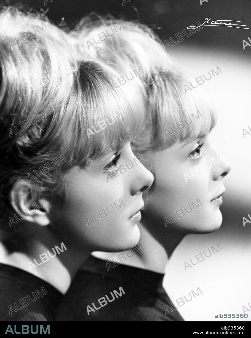 EMILIA BAYONA (MILI) y PILAR BAYONA (PILI) en COMO DOS GOTAS DE AGUA, 1964. Copyright PRODUCCIONES BENITO PEROJO.