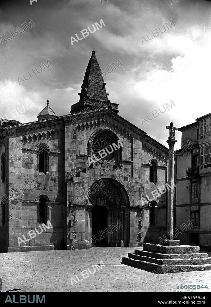 COLEGIATA DE SANTA MARIA DEL CAMPO REALIZADA ENTRE LOS SIGLOS XIII Y XIV - CRUCERO DEL SIGLO XV - FOTOGRAFIA EN BLANCO Y NEGRO - AÑOS 50.