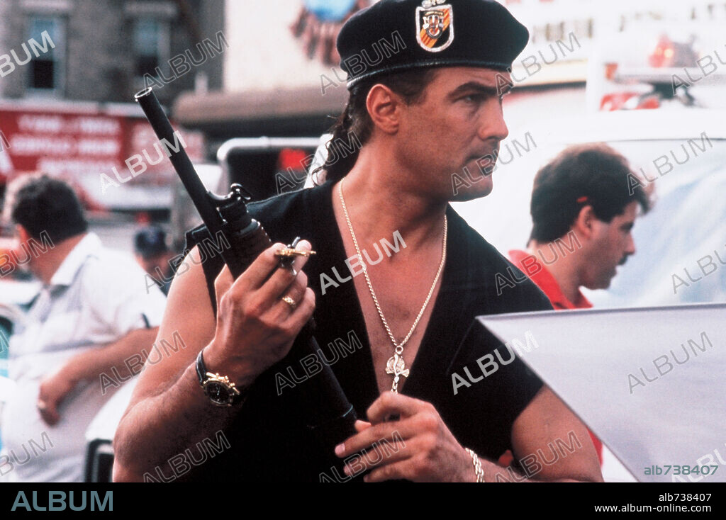 STEVEN SEAGAL en BUSCANDO JUSTICIA, 1991 (OUT FOR JUSTICE), dirigida por JOHN FLYNN. Copyright WARNER BROS.