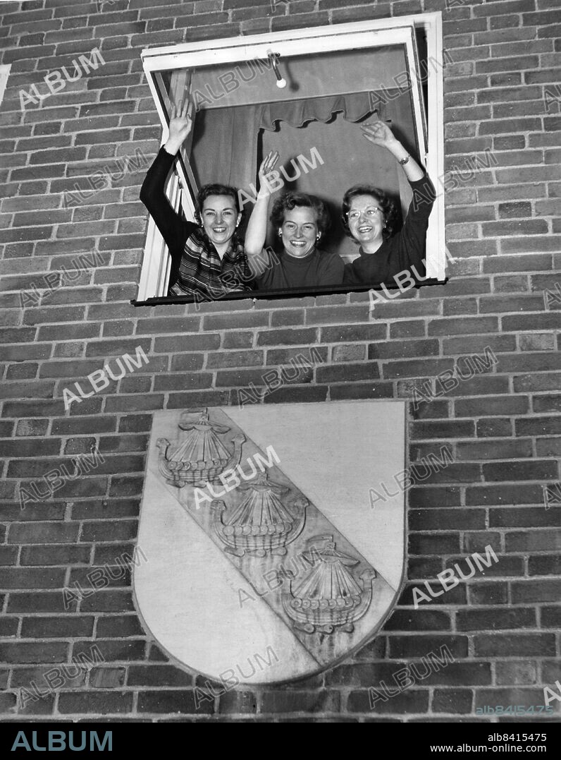 ARKIV 19531230. Tre kontorister tittar ut genom ett fönster på Sollentuna kommunhus. Fr.v. Birgit Berg, Gun Carsäter och Kerstin Kjäll.. Foto: Roland Jansson/DN / SCANPIX / Kod: 29. ** SVD OUT **.