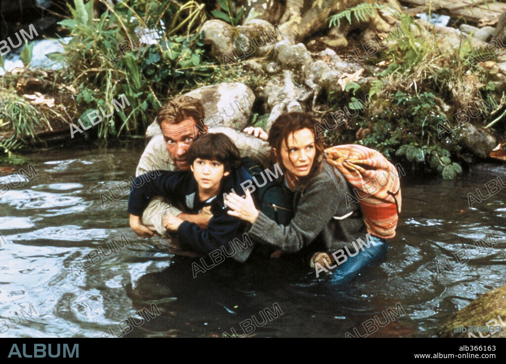 ARNOLD SCHWARZENEGGER, FRANCESCA NERI and TYLER POSEY in COLLATERAL DAMAGE, 2002, directed by ANDREW DAVIS. Copyright WARNER BROS. PICTURES.