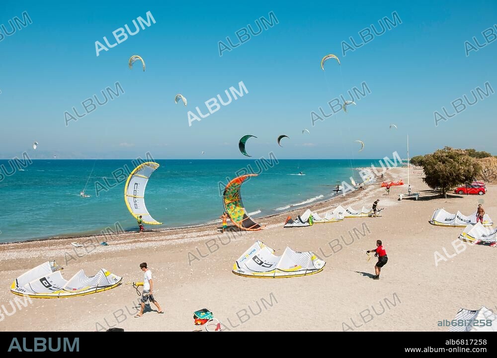 Griechenland, Rhodos, Theologos, Kitesurfer am Strand.