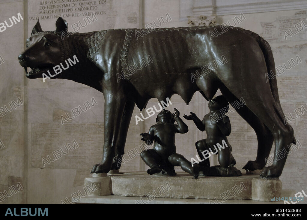 ARTE ETRUSCO. ITALIA. LOBA CAPITOLINA. Escultura realizada en bronce entre los siglos VI y V a. C. Representa a Rómulo y Remo siendo amamantados por la loba. Museos Capitolinos. Roma.