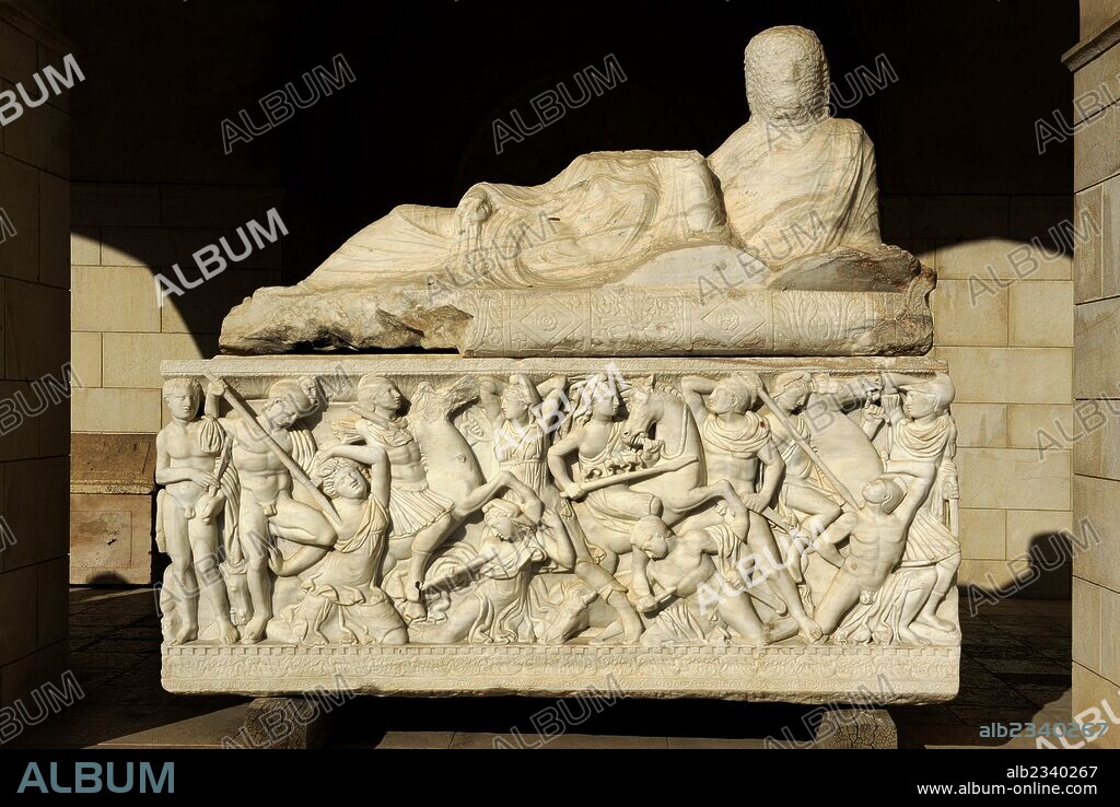 ARTE ROMANO. PROXIMO ORIENTE. ISRAEL. SARCOFAGO DE LAS AMAZONAS. Mármol. Tel Mevorah. Principios siglo III. Zona inferior: Narra la batalla entre griegos y amazonas. La tapa del sárdofago con dos estatuas, el difunto y su esposa. Museo Rockefeller (Museo Arqueológico). Jerusalén. Israel.