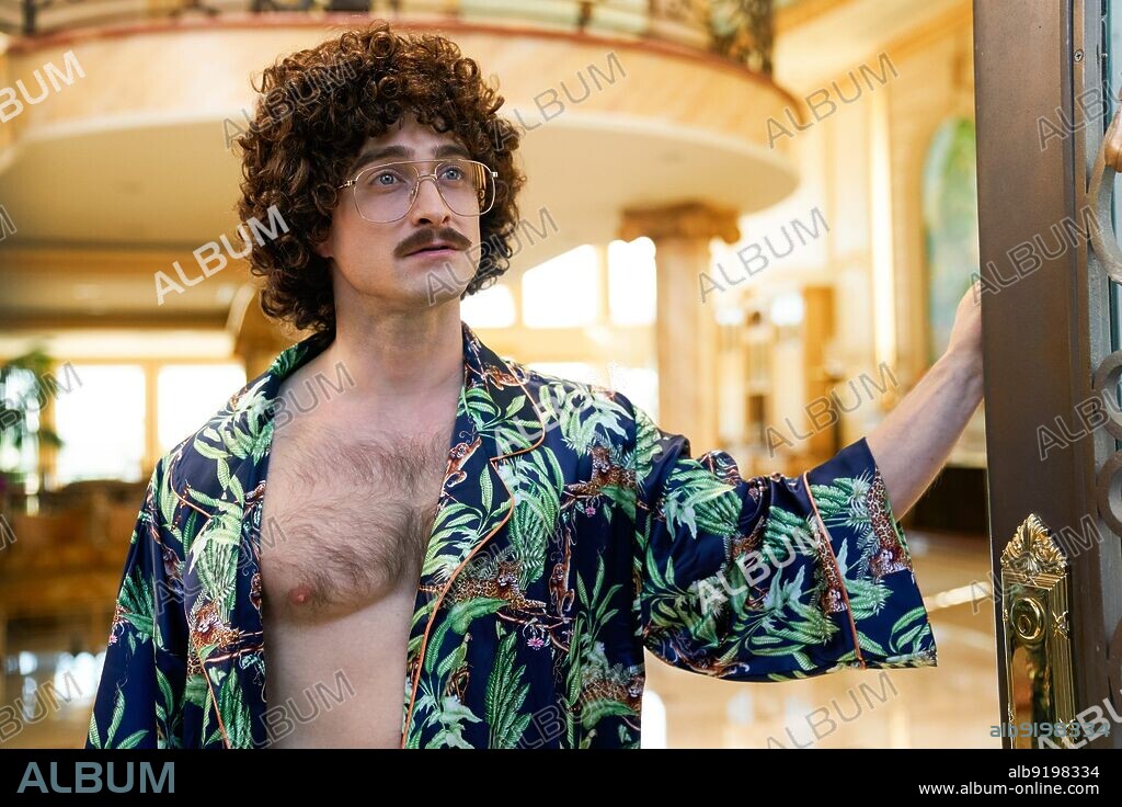 DANIEL RADCLIFFE en WEIRD: LA HISTORIA DE AL YANKOVIC, 2022 (WEIRD: THE AL YANKOVIC STORY), dirigida por ERIC APPEL. Copyright Funny or Die.