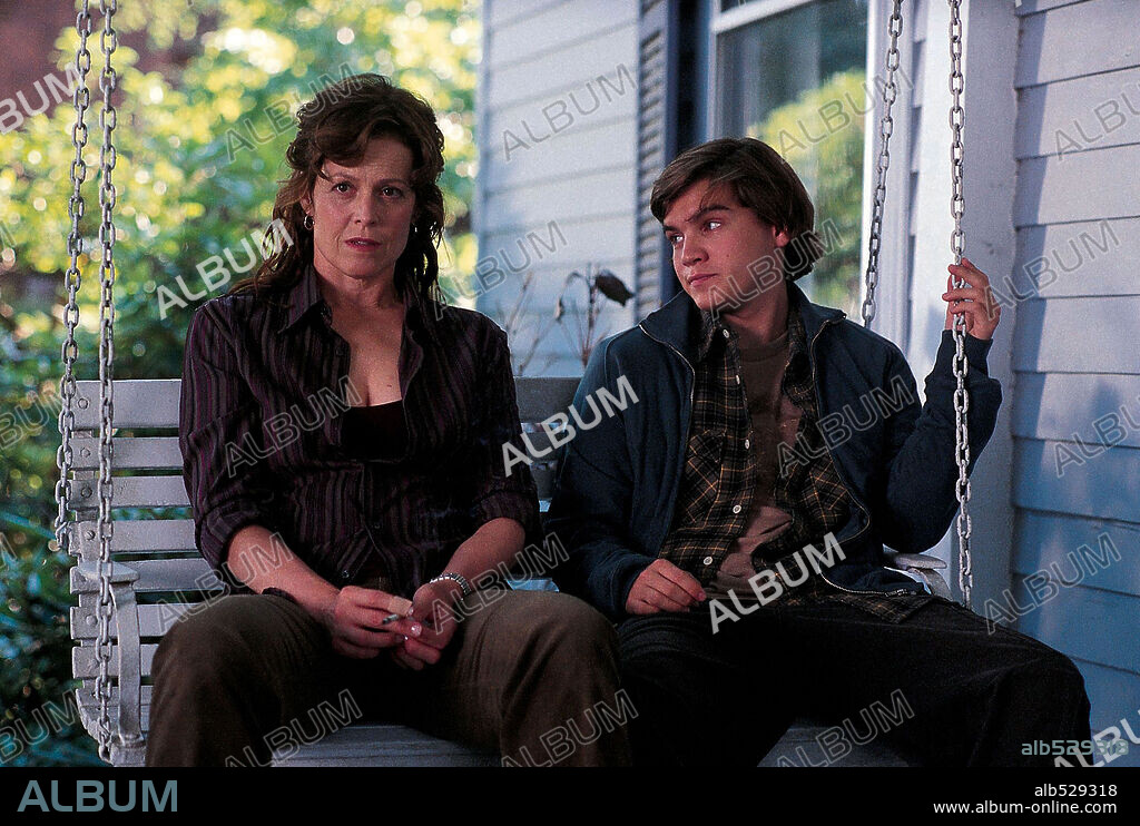 EMILE HIRSCH and SIGOURNEY WEAVER in IMAGINARY HEROES, 2004, directed by DAN HARRIS. Copyright SONY PICTURES CLASSICS.