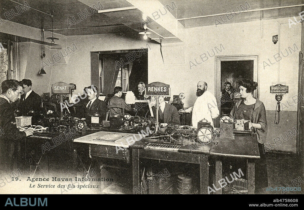 Agence HAVAS Publicite, les locaux et les employes, Paris. LE service des fils speciaux, TSF, cable, telegraphe. carte postale , vers 1910 - 1915. Credit IM/KHARBINE TAPABOR.