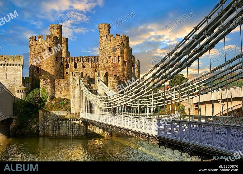Suspension bridge with Conwy Castle, also Conway Castle, built in 1283, UNESCO World Heritage Site, Conwy, Wales, United Kingdom