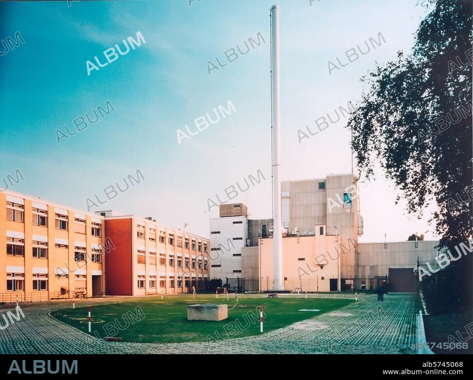 Berlin-Wannsee, Hahn-Meitner-Institut für Kernforschung, Glienicker Straße 100. Außenansicht des Forschungsreaktors BER II (Berliner Experimentier-Reaktor II). Foto, undat.