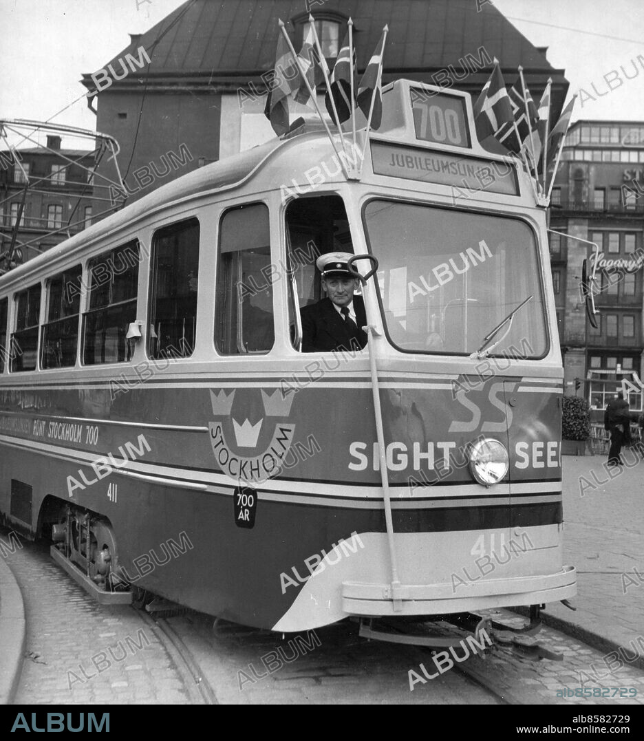 Stockholm 1953-05-08. Stockholm 700 år. Med guide kan man en gång om dagen få åka spårvagn runt stan för 2:50 (Nyckelhäfte ger 1 kr. rabatt). Vagnen är fint bemålad med jubileumsmärken, flaggprydd på taket och utrustad med det ståtliga linjenumret 700. Den startar varje dag kl. 14 från Tegelbacken. Jubelvagnen gjorde på fredagen invigningsrunda med särskilt inbjudna. På lördagen är det allmän premiär.. Foto: Carl Eric Bergvall / DN / TT / Kod: 192. ** SvD OUT **.